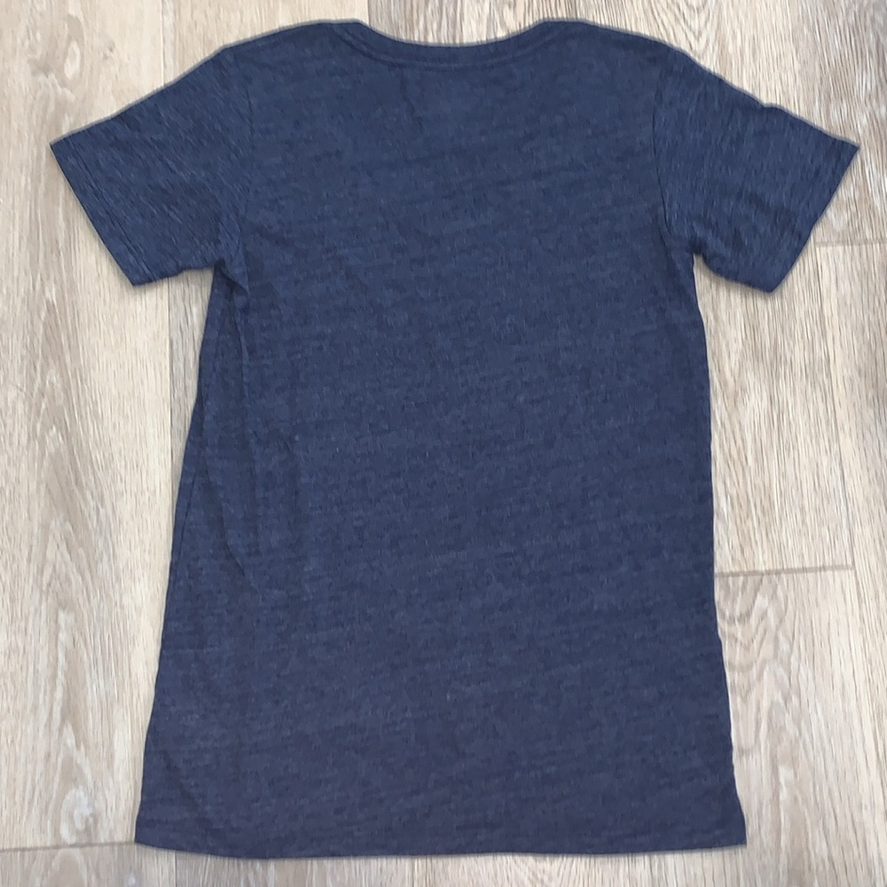 NWT Blue 84 Ladies V-neck Short Sleeve Seattle Jet City Graphic T-Shirt L - Picture 2 of 5